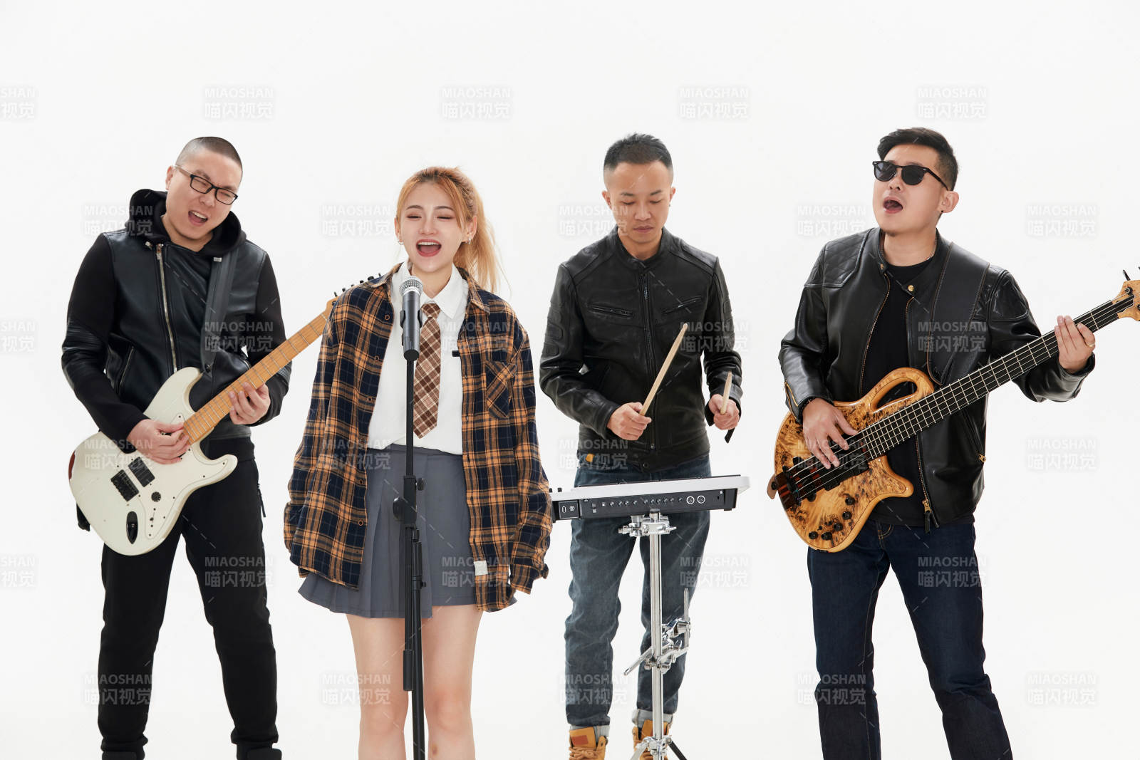 影棚拍摄的白色背景下四人乐队组合形象