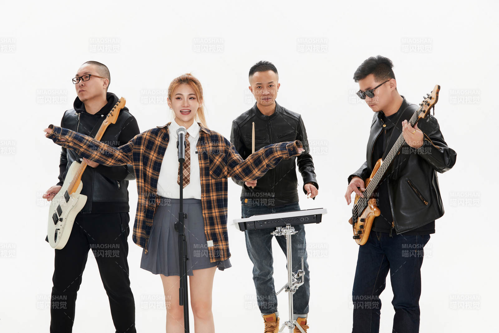 影棚拍摄的白色背景下四人乐队组合形象