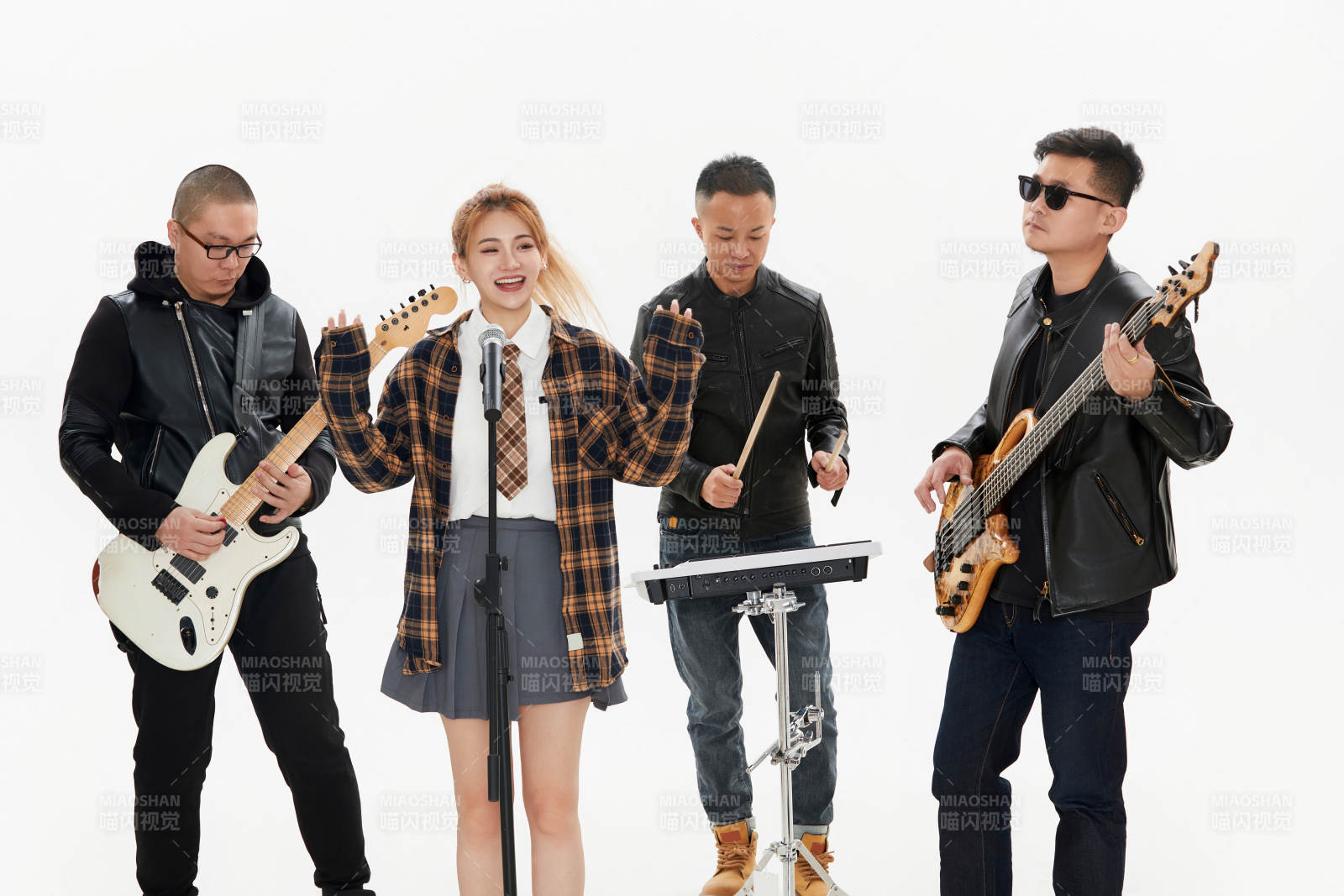 影棚拍摄的白色背景下四人乐队组合形象