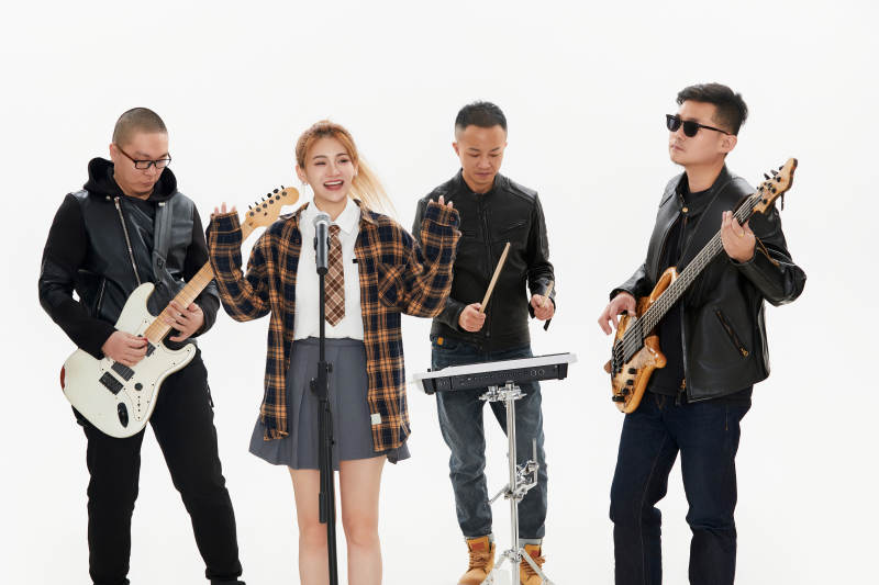 影棚拍摄的白色背景下四人乐队组合形象