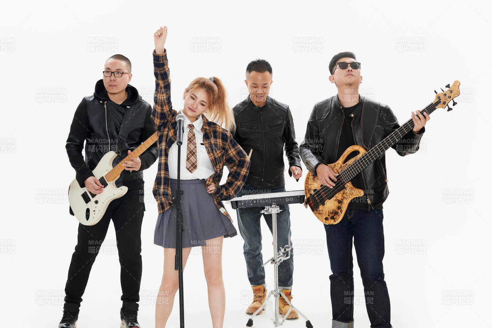 影棚拍摄的白色背景下四人乐队组合形象