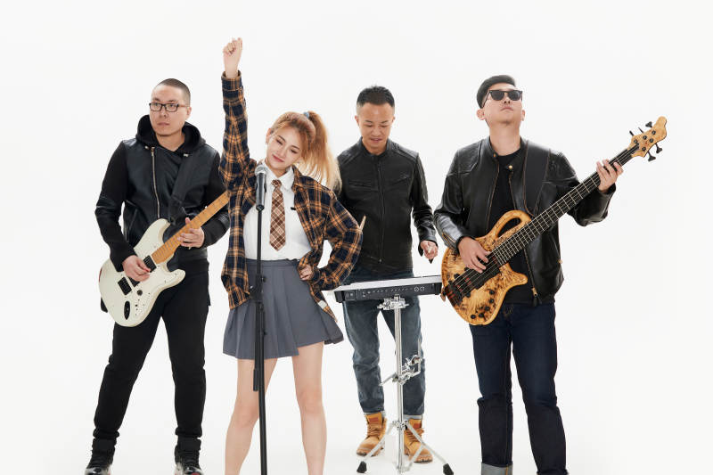 影棚拍摄的白色背景下四人乐队组合形象