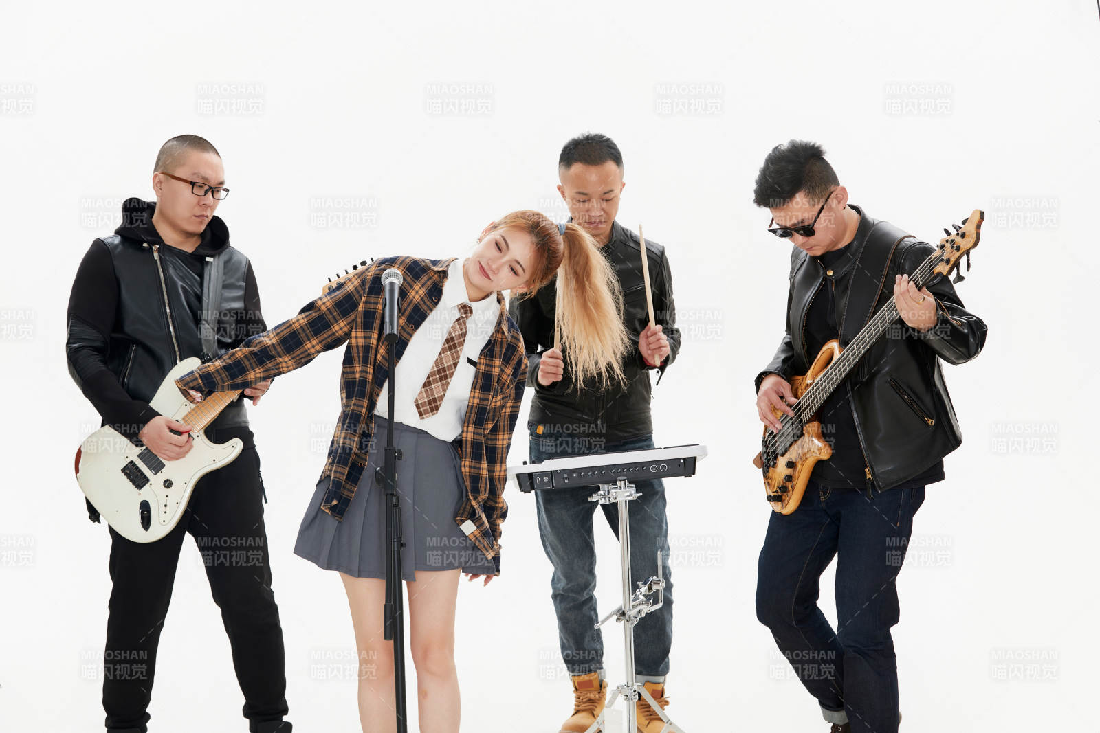 影棚拍摄的白色背景下四人乐队组合形象