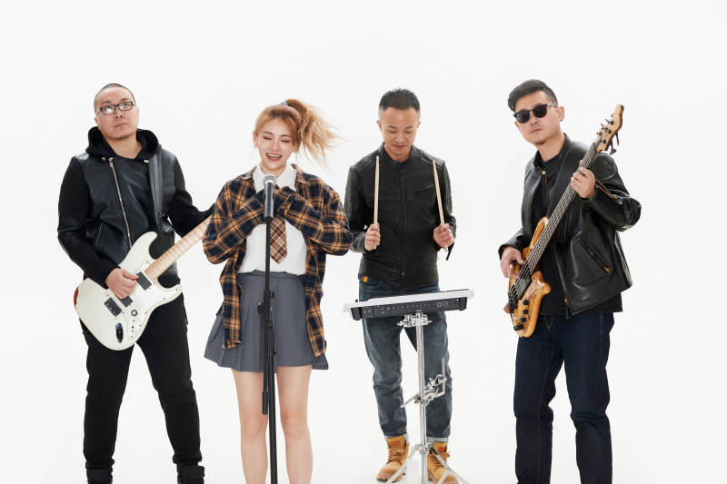 影棚拍摄的白色背景下四人乐队组合形象