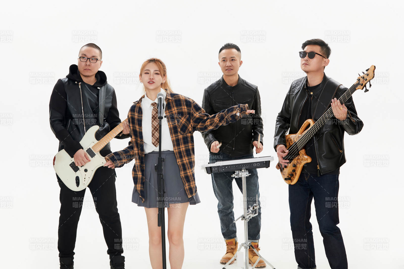 影棚拍摄的白色背景下四人乐队组合形象