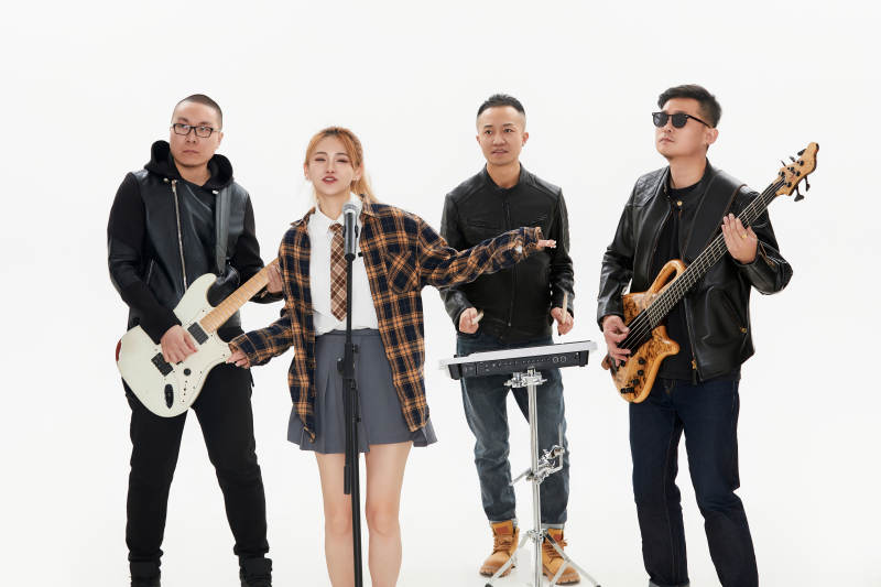 影棚拍摄的白色背景下四人乐队组合形象