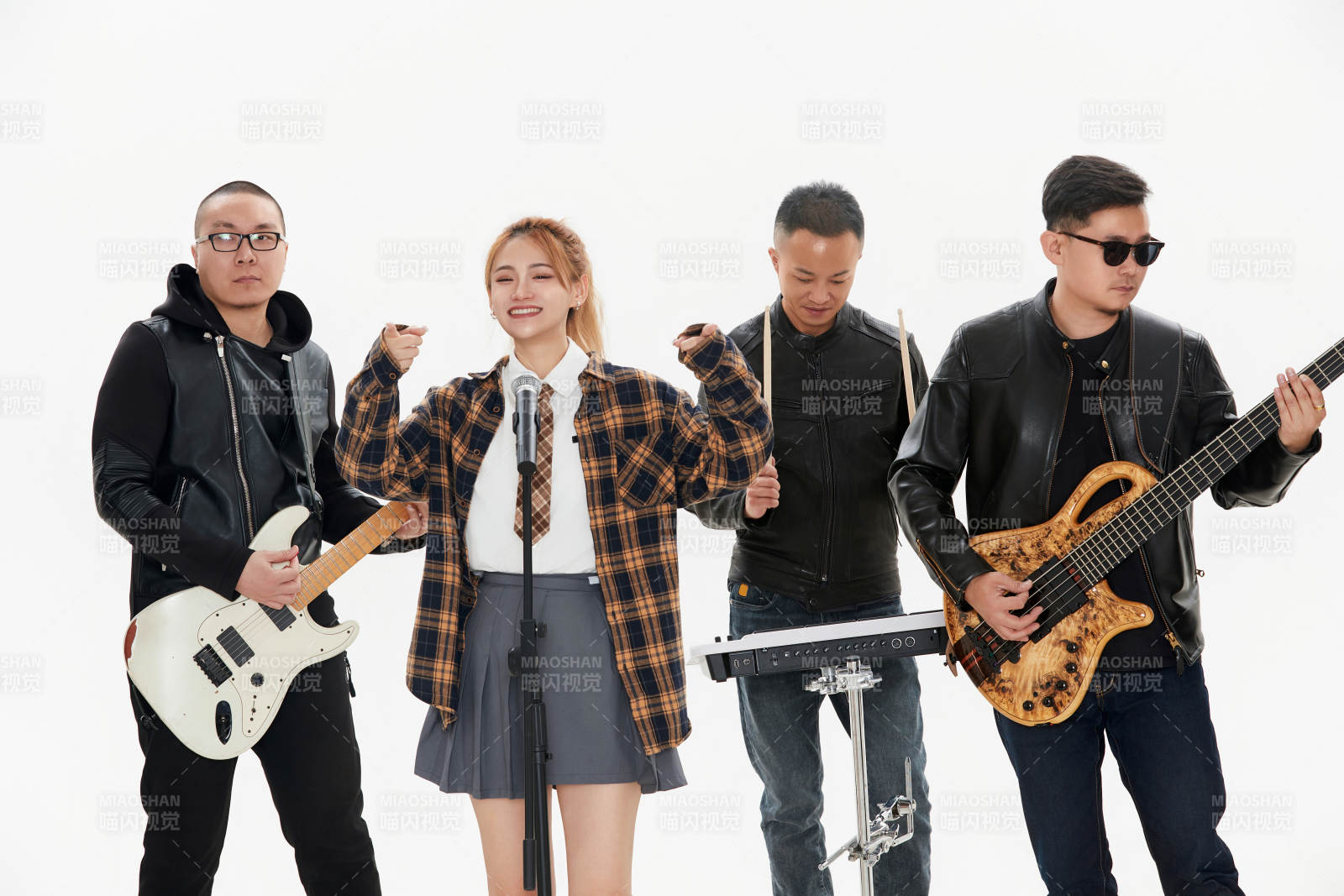 影棚拍摄的白色背景下四人乐队组合形象