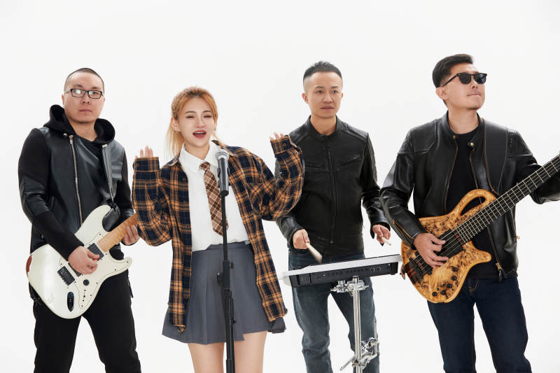 影棚拍摄的白色背景下四人乐队组合形象