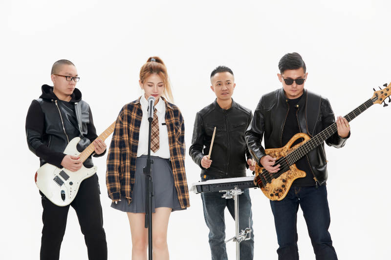 影棚拍摄的白色背景下四人乐队组合形象