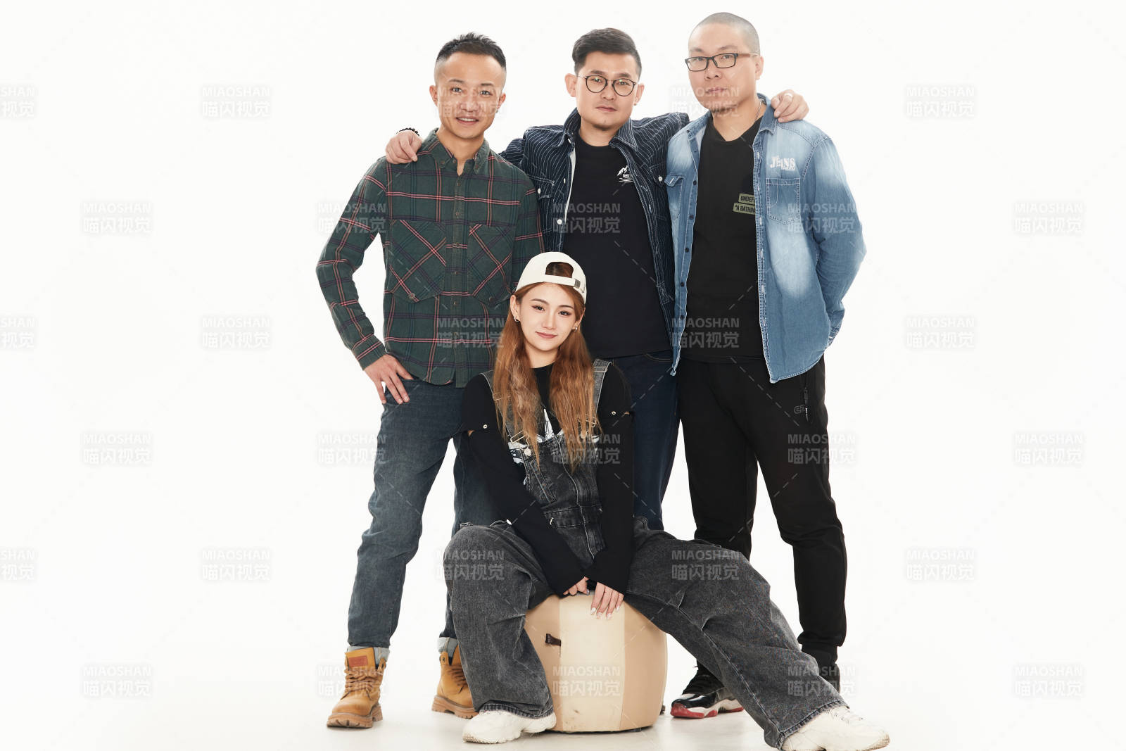 影棚拍摄的白色背景下四人乐队组合形象