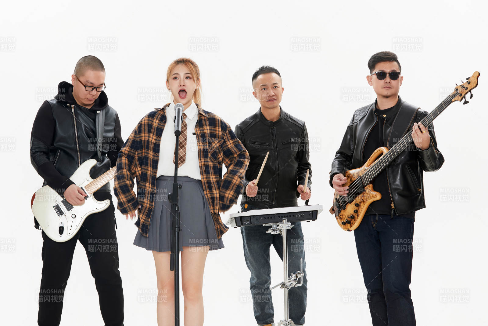 影棚拍摄的白色背景下四人乐队组合形象