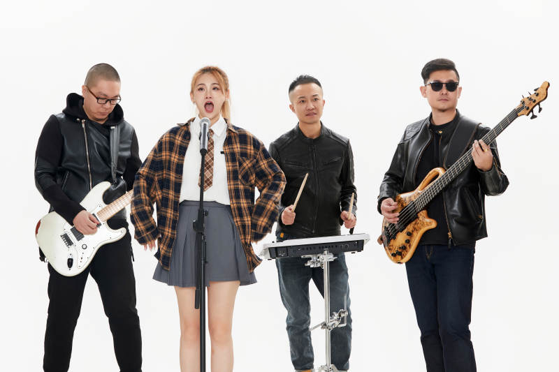 影棚拍摄的白色背景下四人乐队组合形象