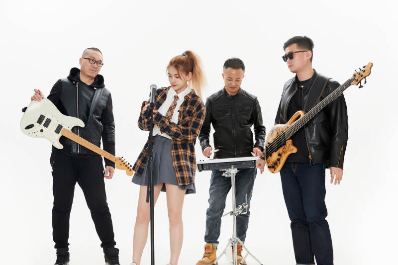 影棚拍摄的白色背景下四人乐队组合形象