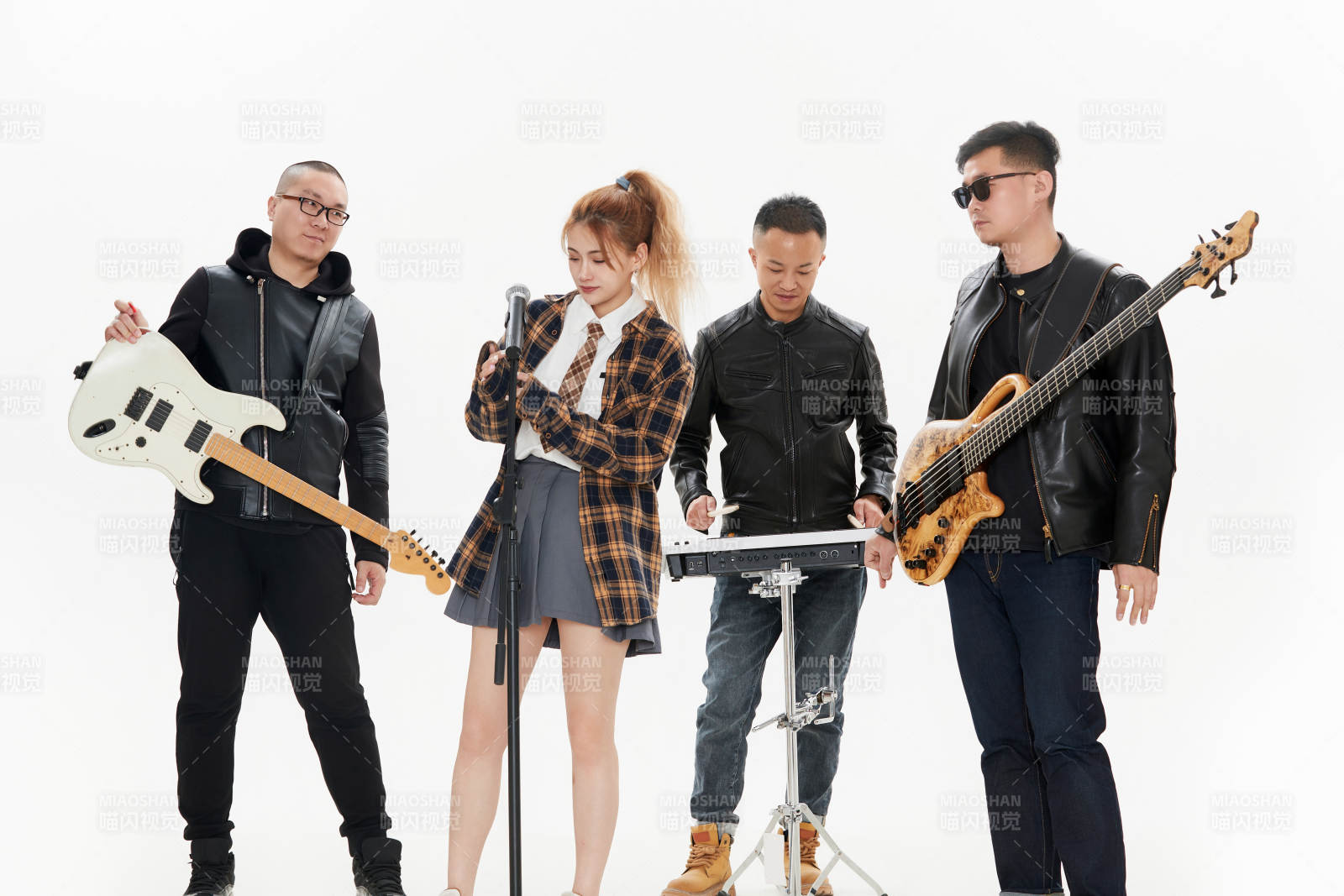 影棚拍摄的白色背景下四人乐队组合形象