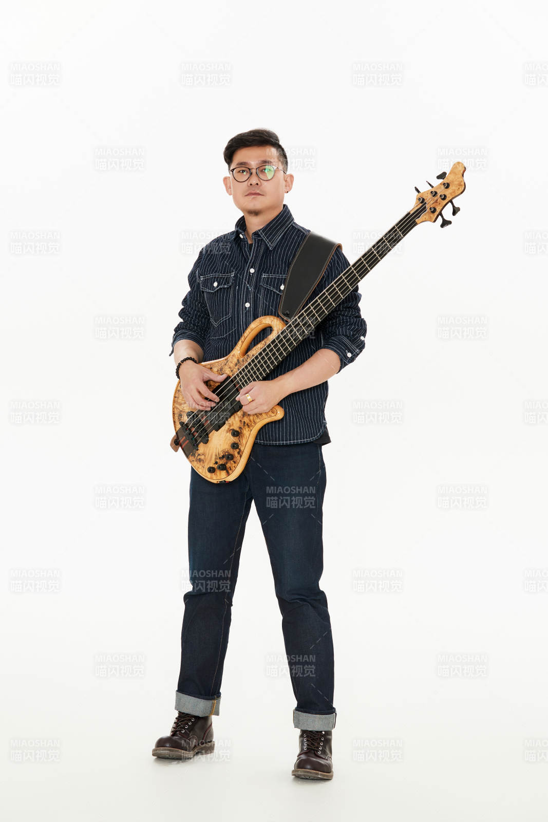 手持贝斯.低音吉他的亚洲男性乐手