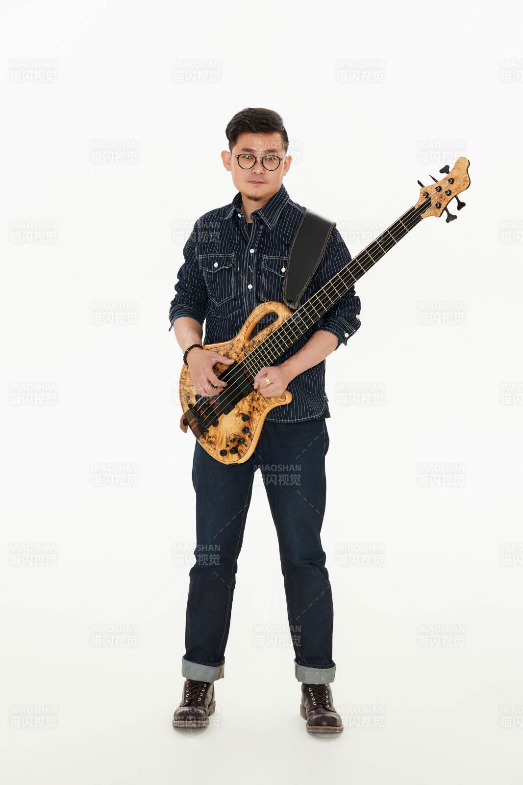 手持贝斯.低音吉他的亚洲男性乐手