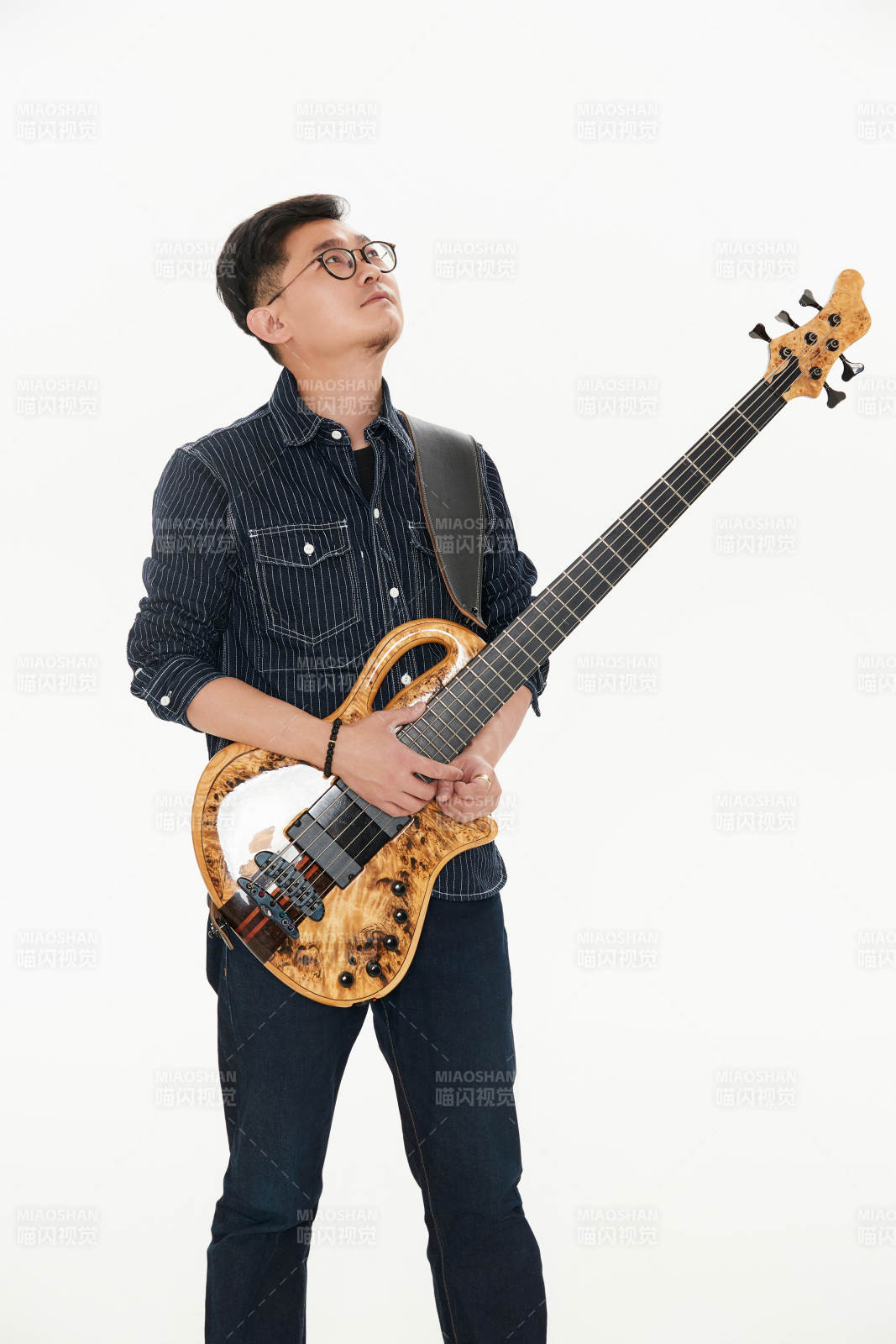 手持贝斯.低音吉他的亚洲男性乐手