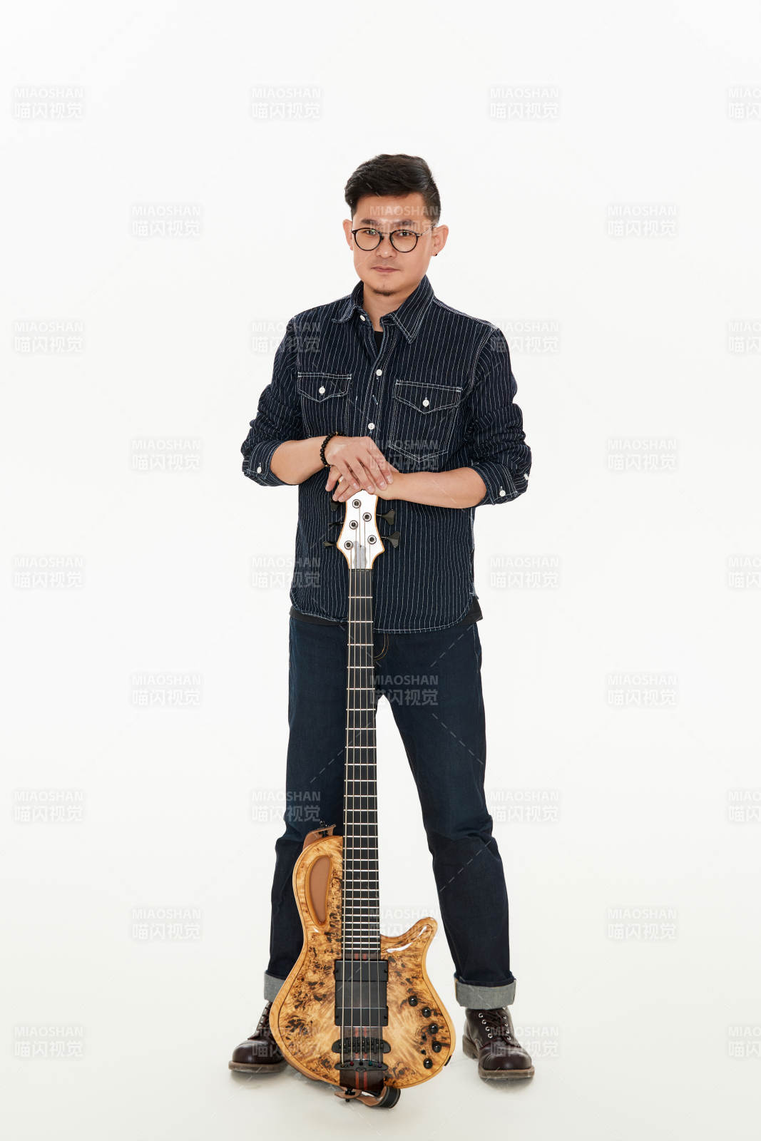 手持贝斯.低音吉他的亚洲男性乐手