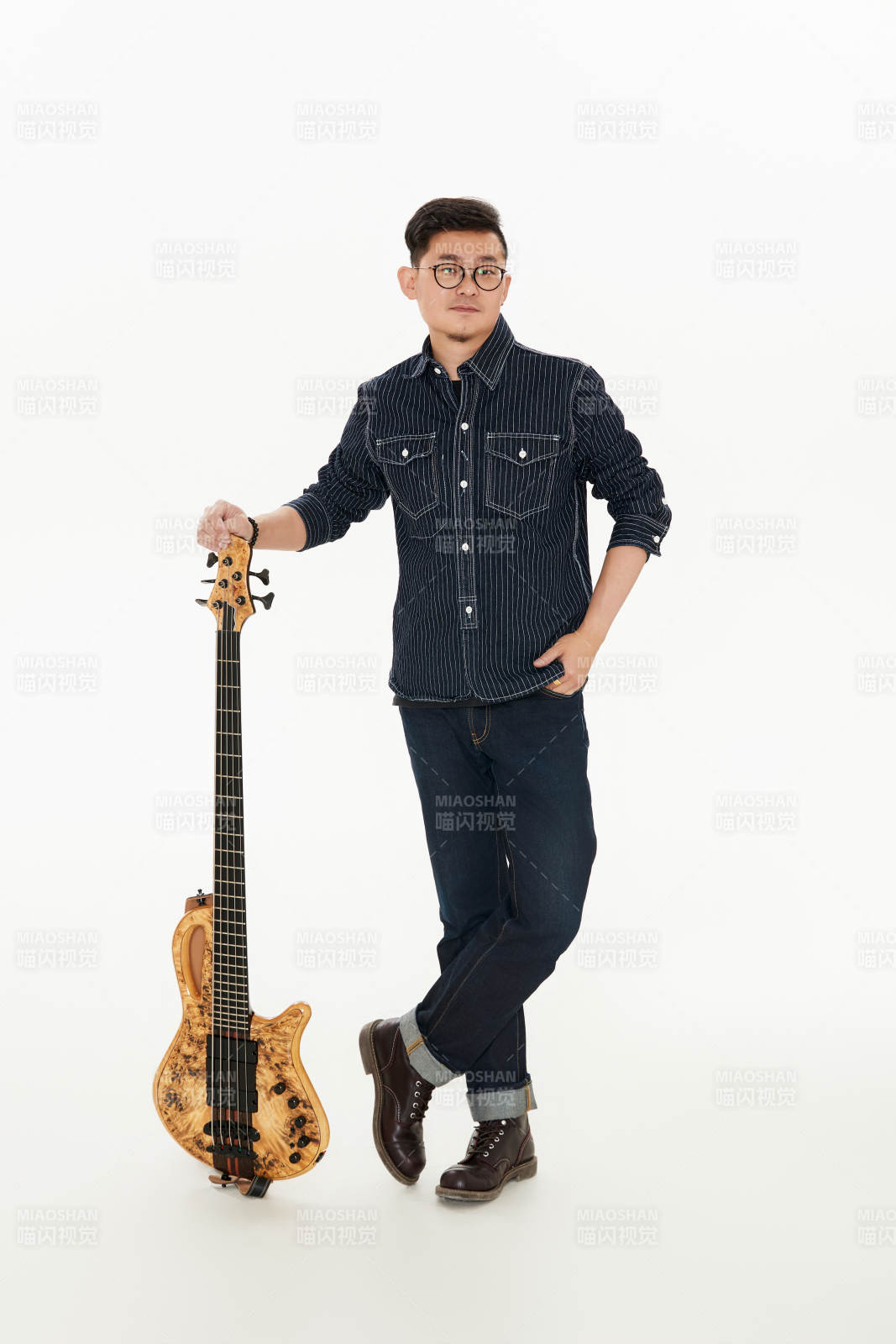 手持贝斯.低音吉他的亚洲男性乐手