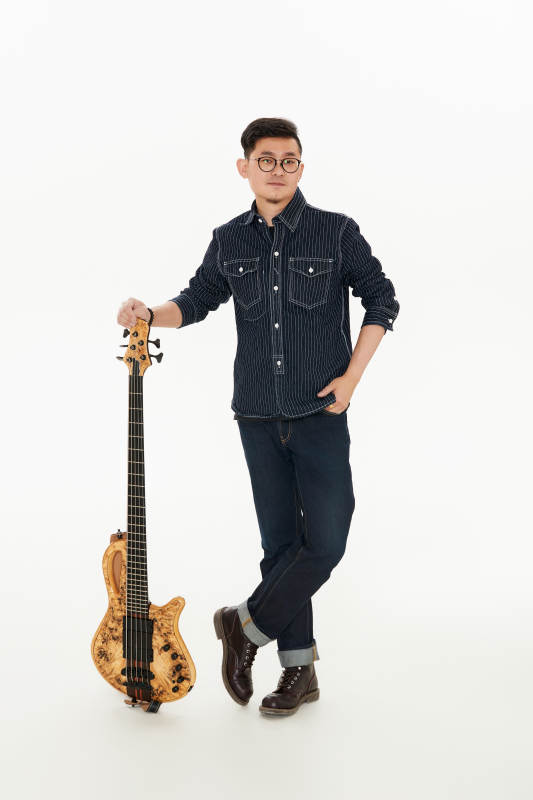 手持贝斯.低音吉他的亚洲男性乐手