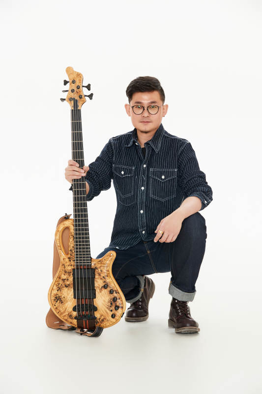 手持贝斯.低音吉他的亚洲男性乐手