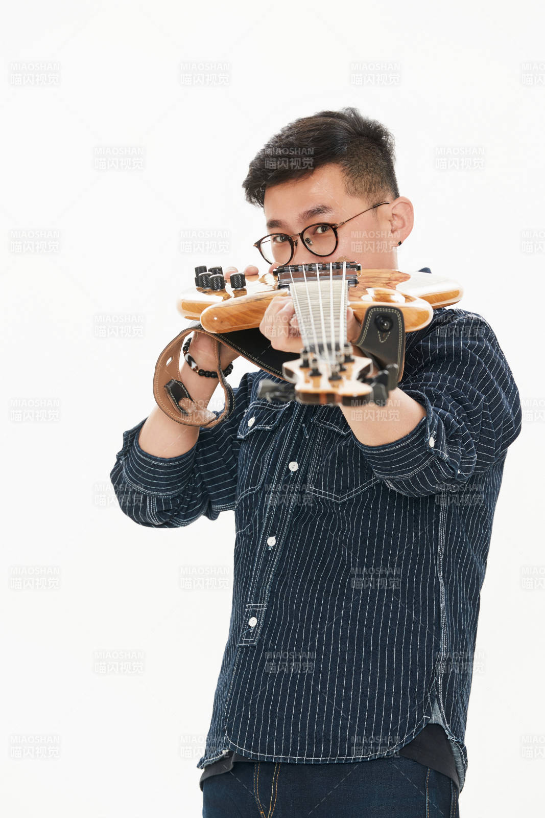 手持贝斯.低音吉他的亚洲男性乐手