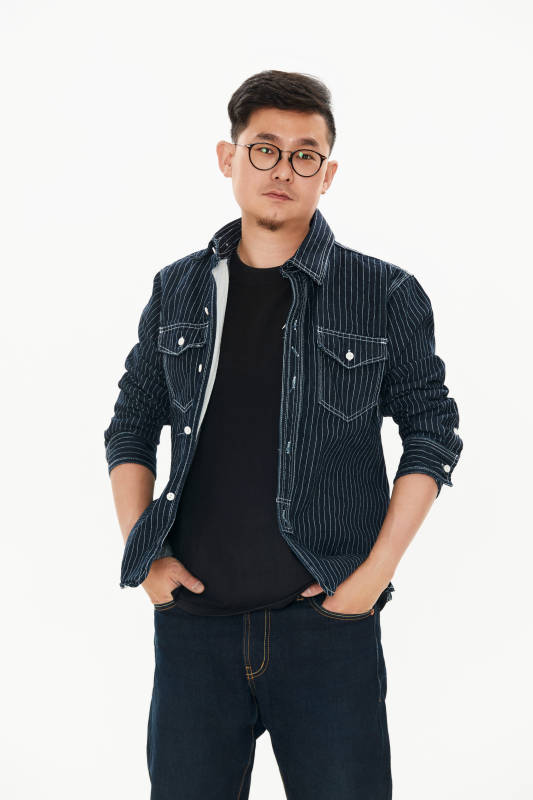 白色背景下的亚洲男士