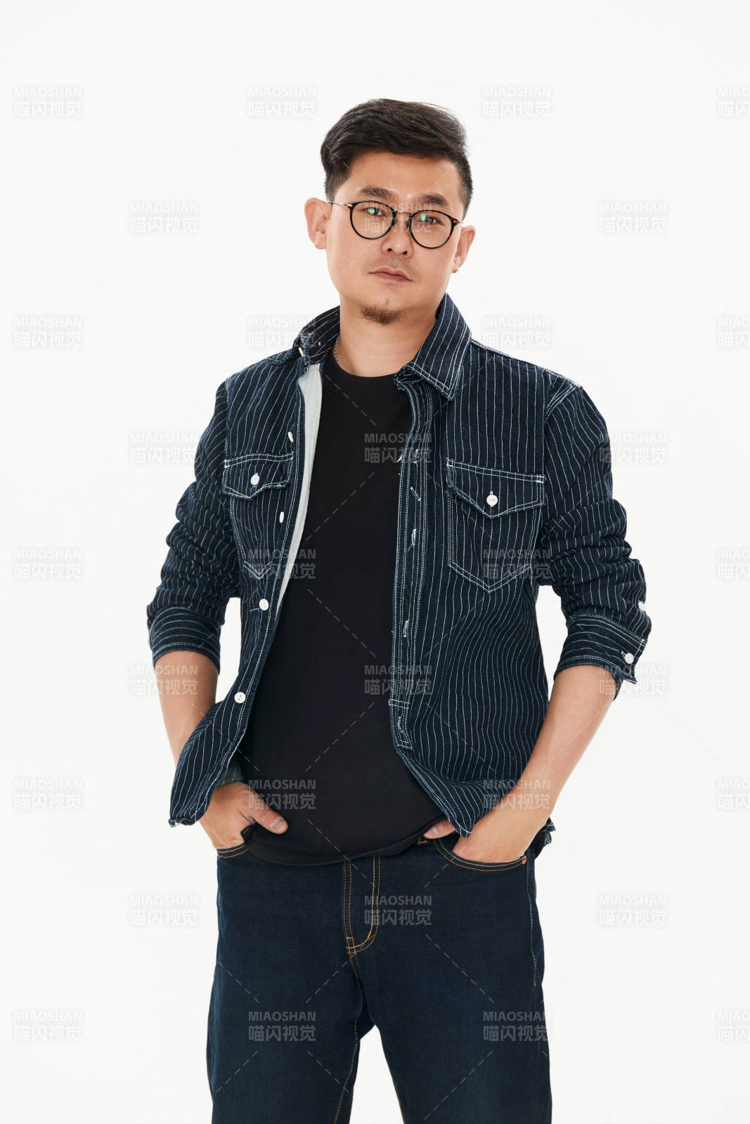 白色背景下的亚洲男士
