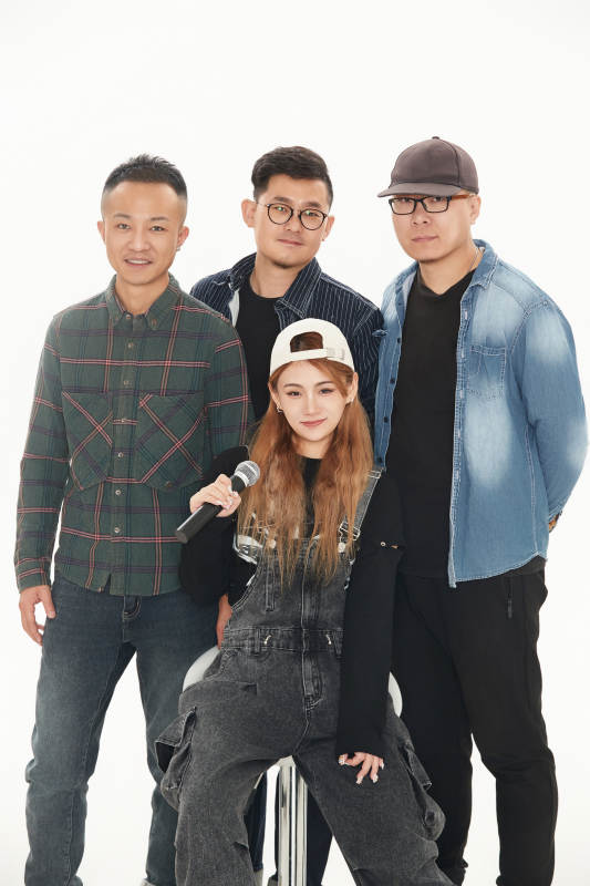 影棚拍摄的白色背景下四人乐队组合形象