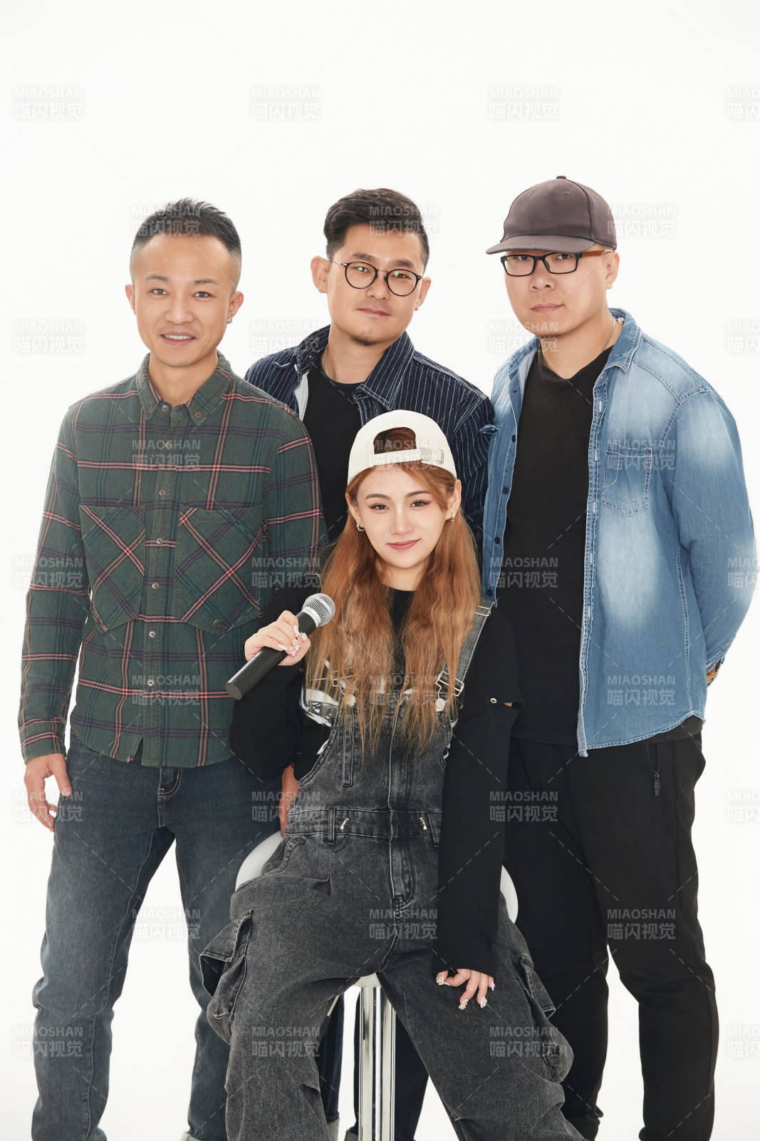 影棚拍摄的白色背景下四人乐队组合形象