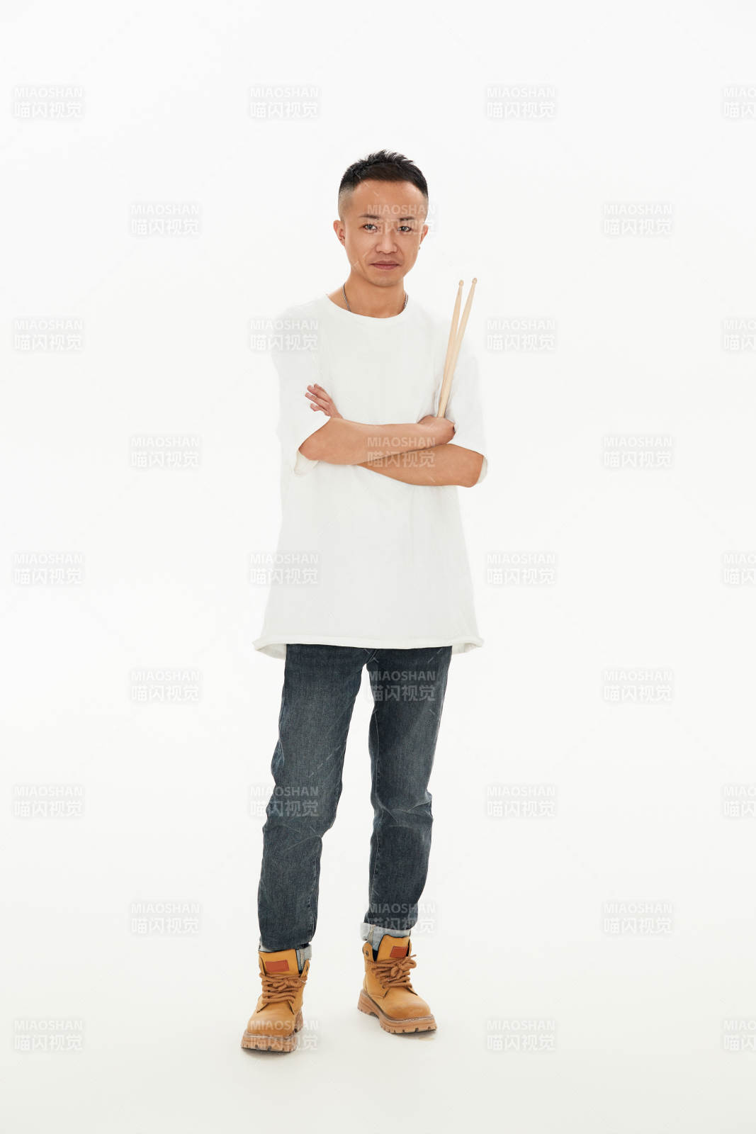 白色背景下青年鼓手形象