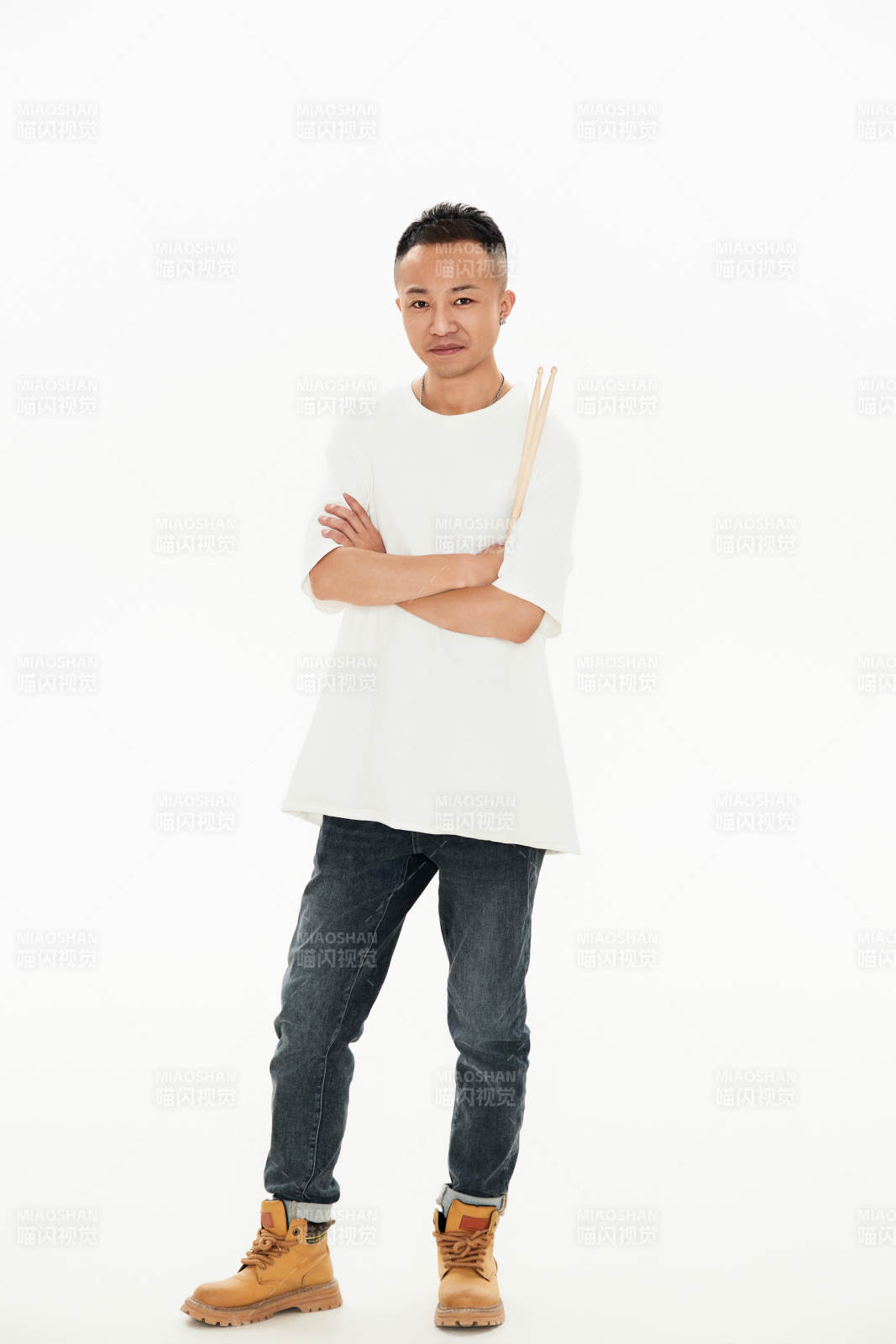 白色背景下青年鼓手形象