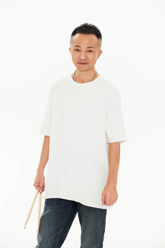 白色背景下青年鼓手形象