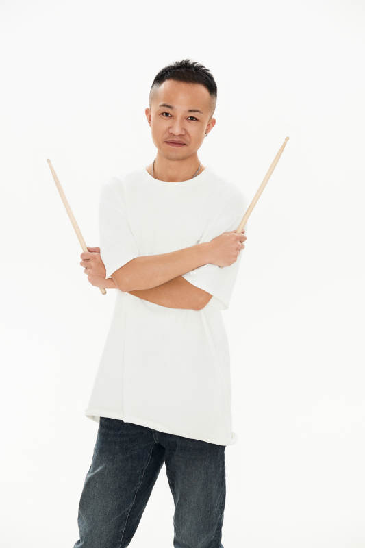 白色背景下青年鼓手形象