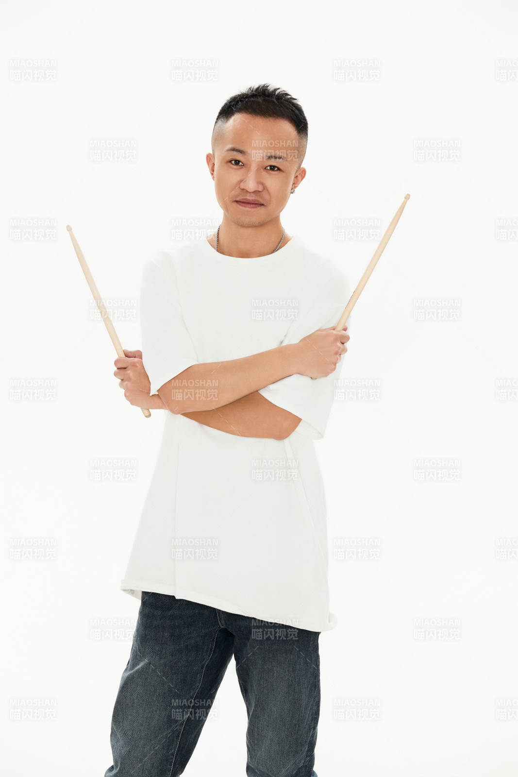 白色背景下青年鼓手形象