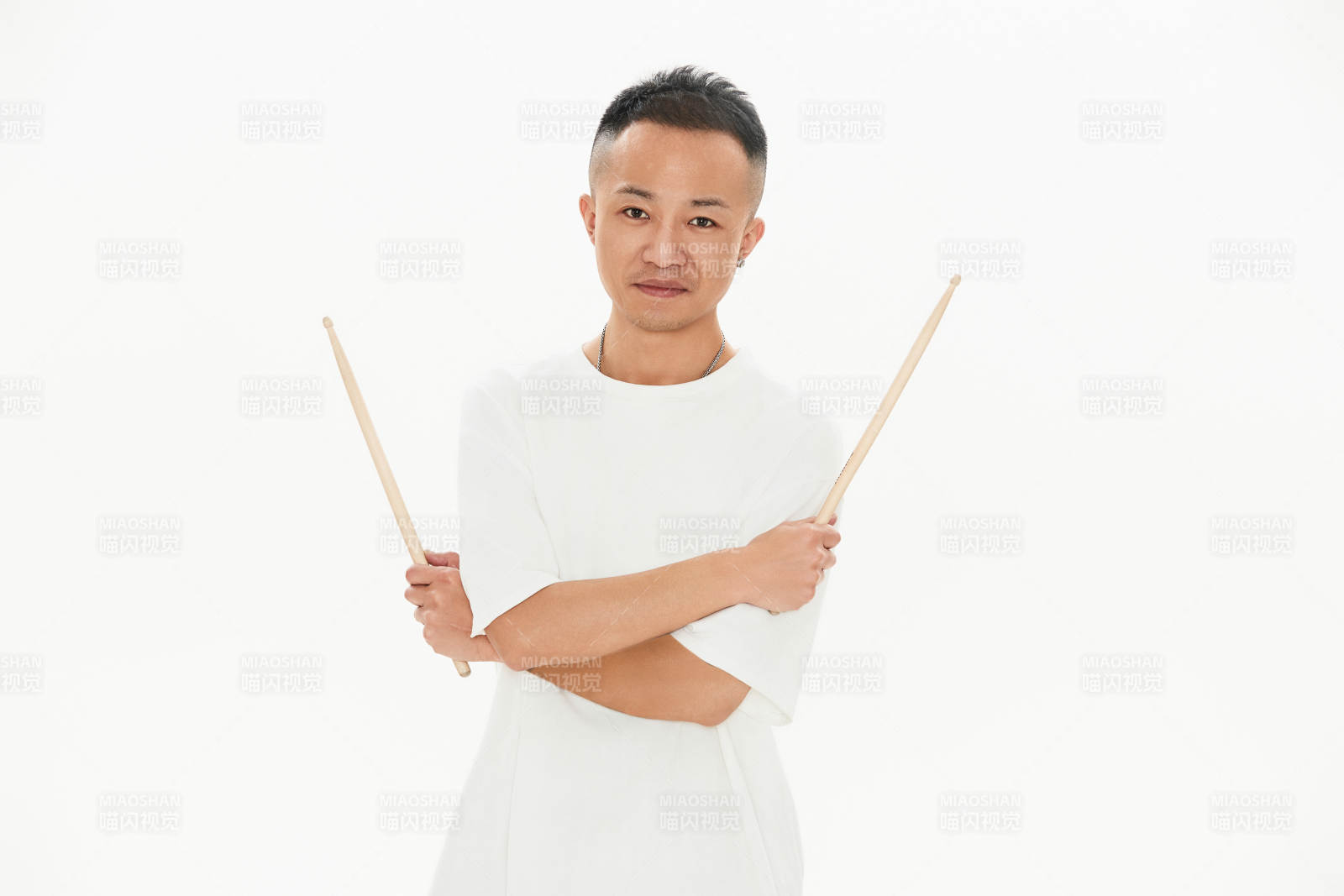 白色背景下青年鼓手形象