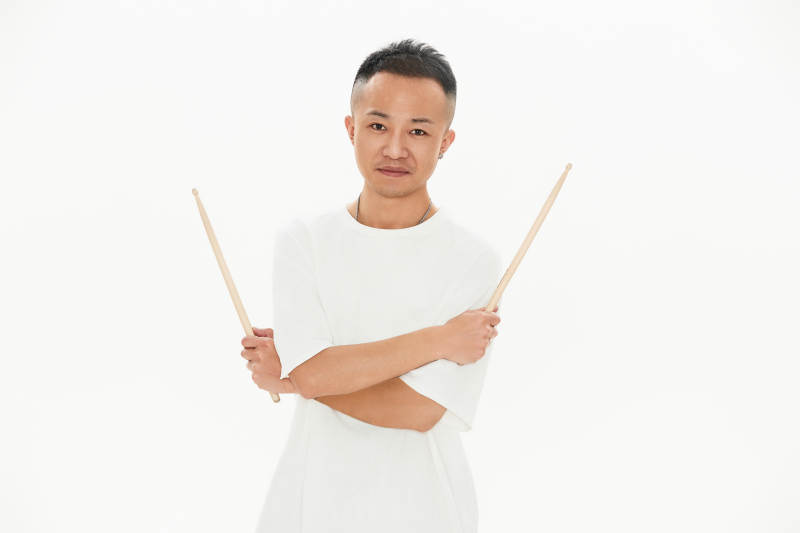 白色背景下青年鼓手形象