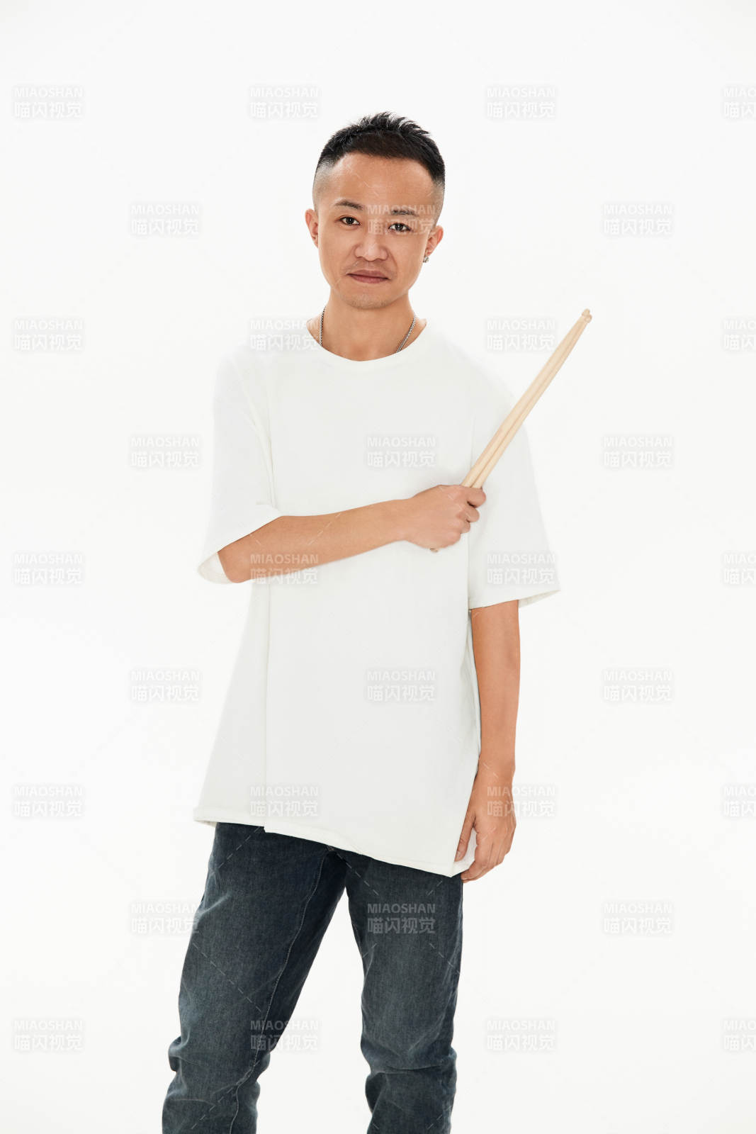 白色背景下青年鼓手形象