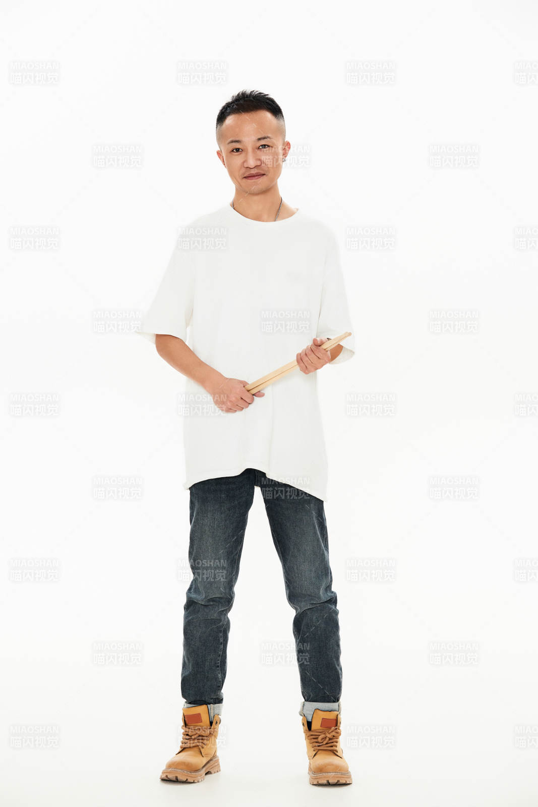 白色背景下青年鼓手形象