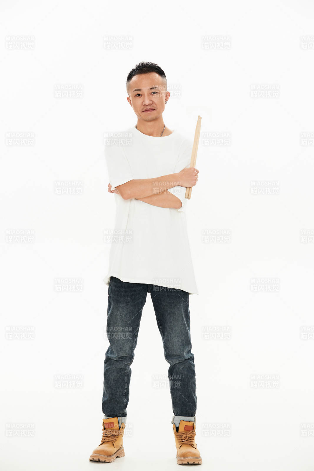 白色背景下青年鼓手形象