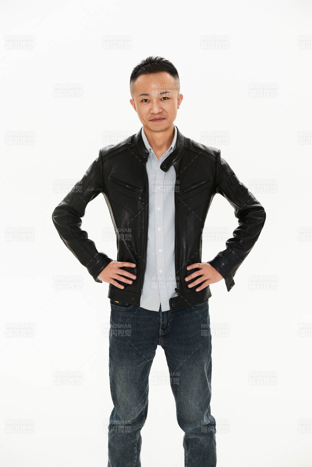 白色背景下的雅痞青年形象