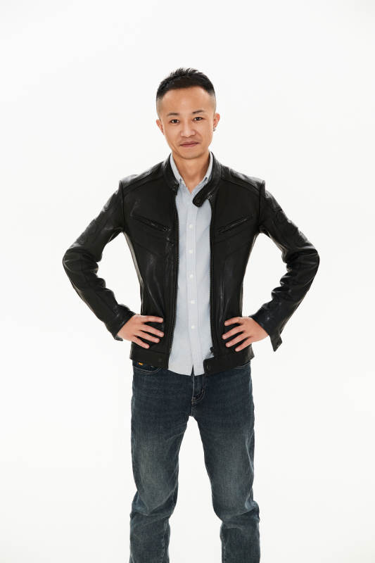 白色背景下的雅痞青年形象