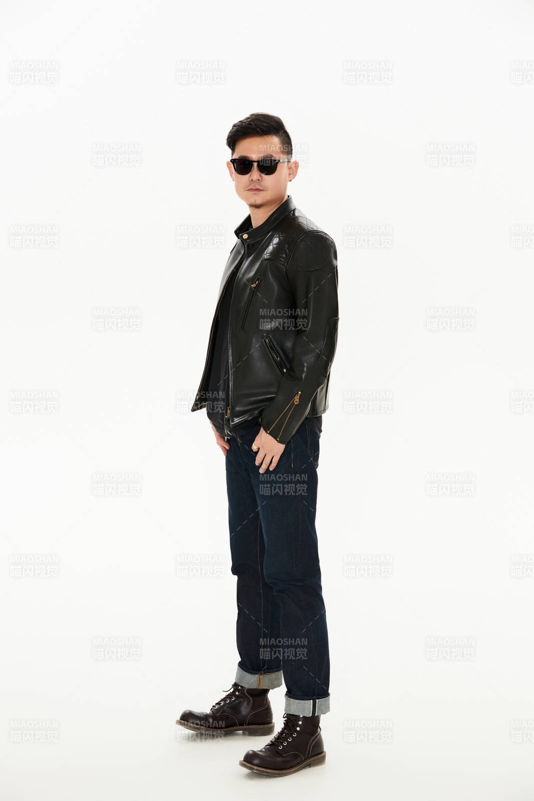 白色背景下的雅痞青年形象