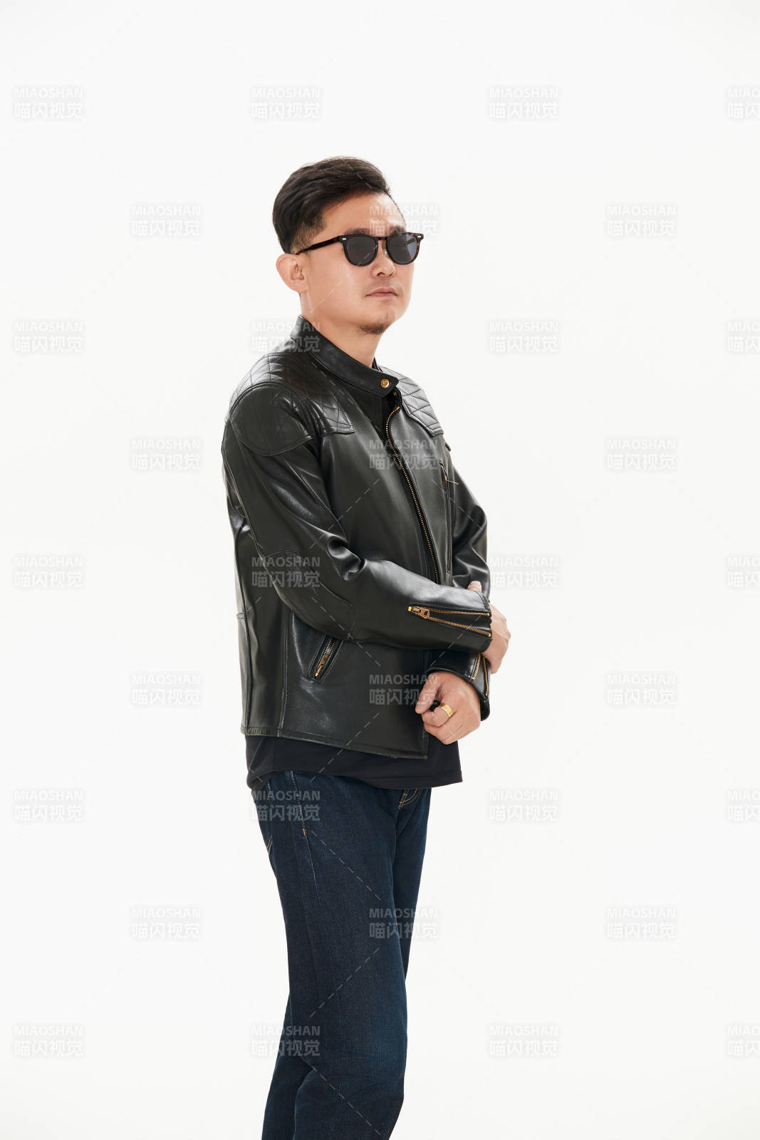 白色背景下的雅痞青年形象