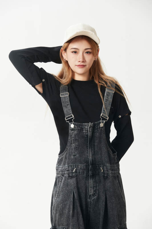 跳街舞的青年女性