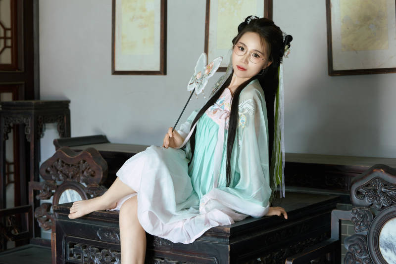 穿着汉服在古城拍照的东方美女