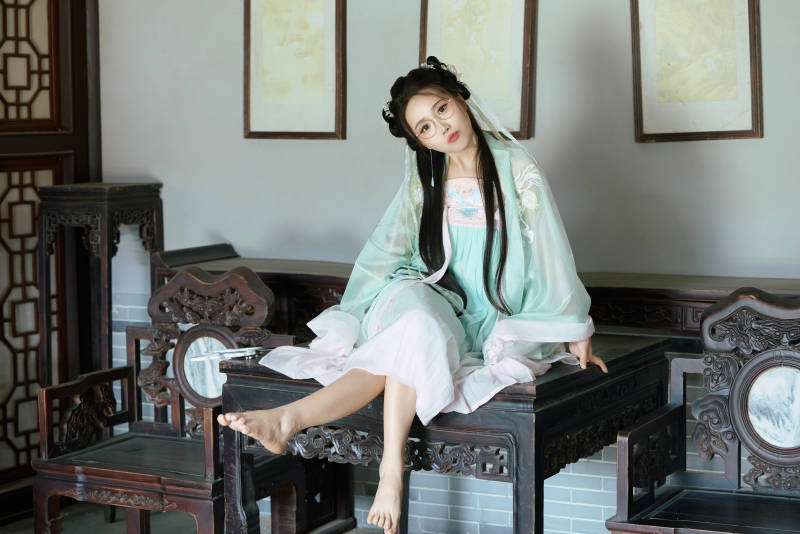 穿着汉服在古城拍照的东方美女