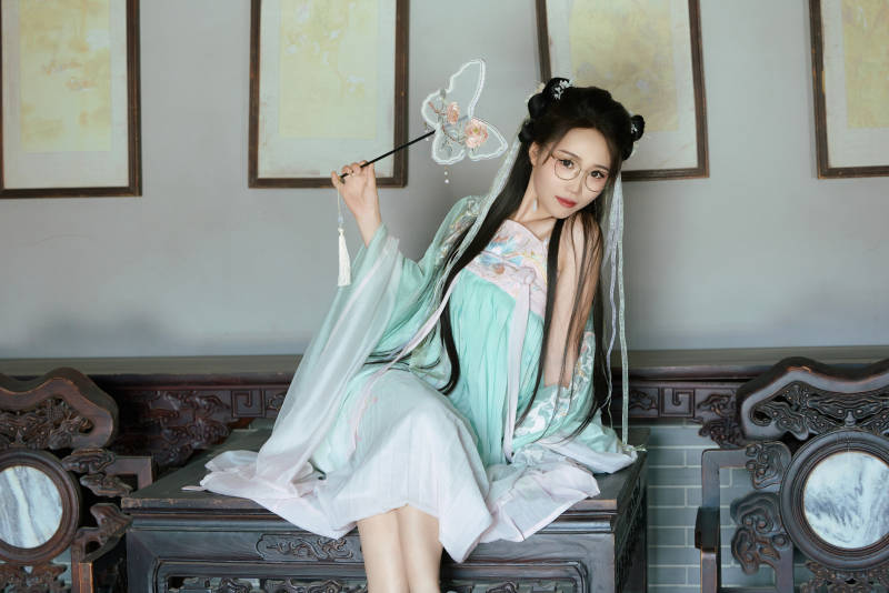 穿着汉服在古城拍照的东方美女