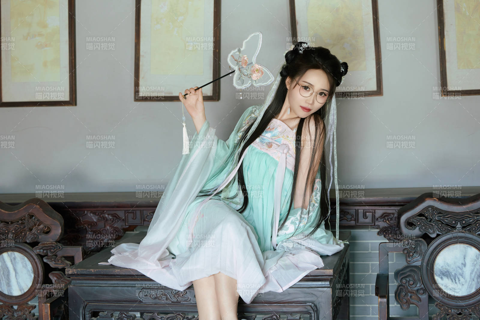 穿着汉服在古城拍照的东方美女