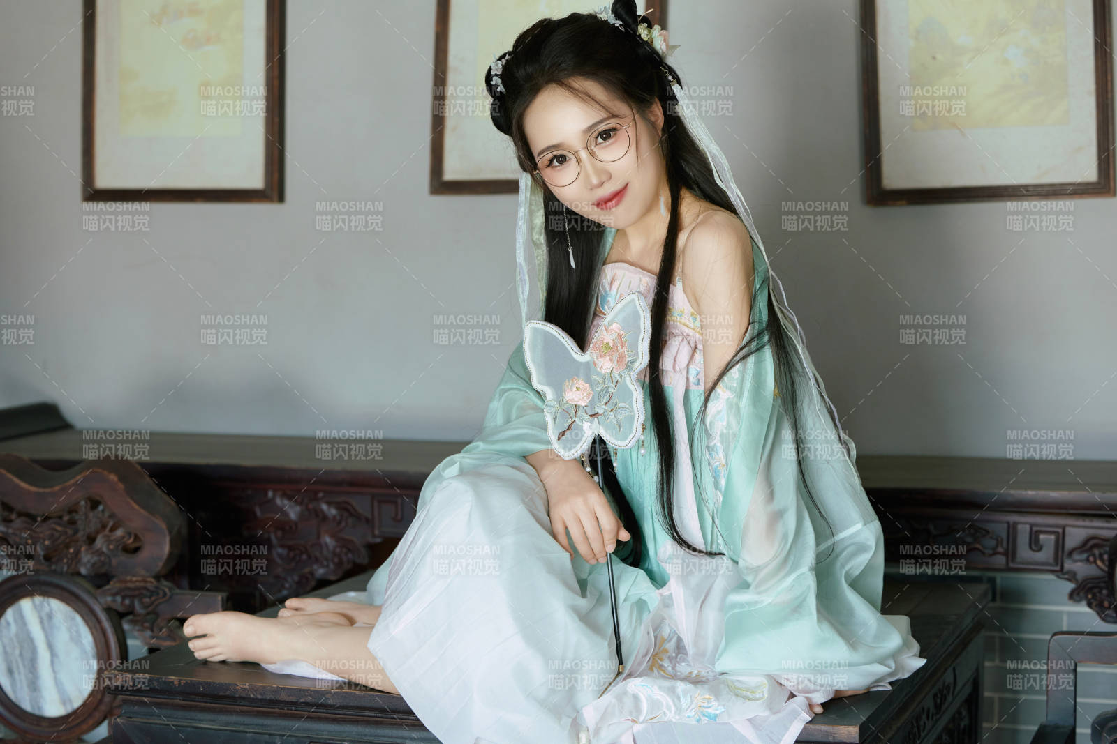 穿着汉服在古城拍照的东方美女